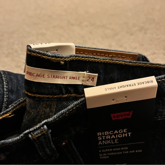 Levi’s Ribcage Straight Ankle Jeans - Picture 2 of 6